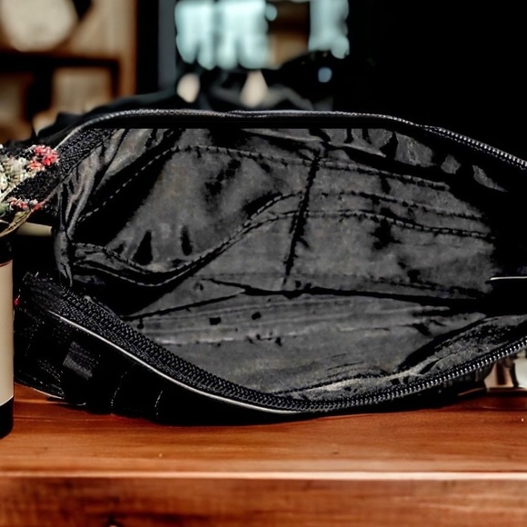 Guess emerald colored 𝅺‘Patent leather’ clutch. - Picture 5 of 7